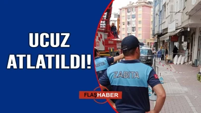 Sinop’ta çatından düşen parçalar park halindeki araca zarar verdi