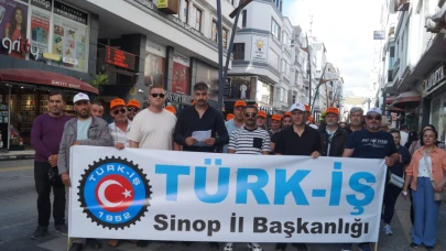 Kamu işçileri AK Parti Sinop İl binası önünden seslendi