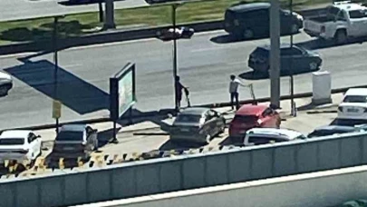 Ankara’da yolun karşısına geçmek isteyen yayaya araba çarptı