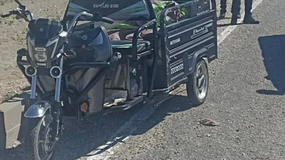 Ankara’da tırın sıkıştırdığı 3 tekerli motosiklet devrildi: 3 yaralı