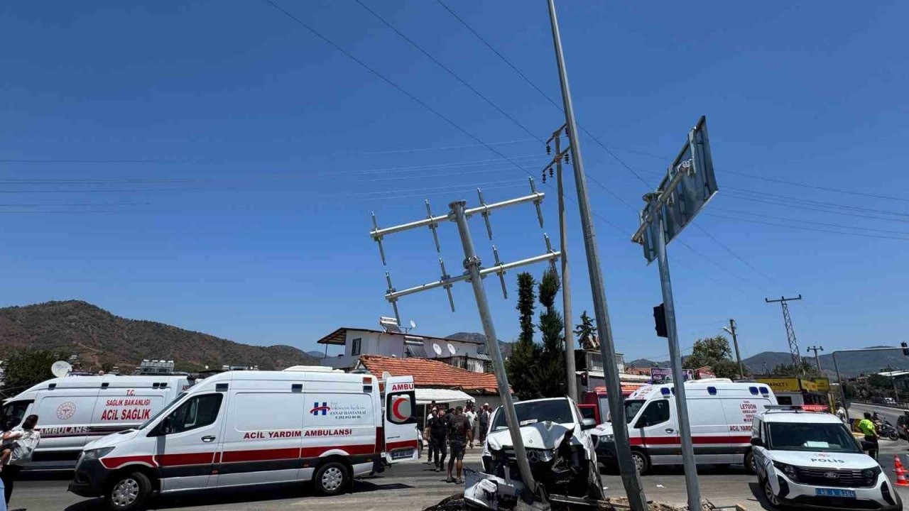 Fethiye’de trafik kazasında 11 kişi yaralandı