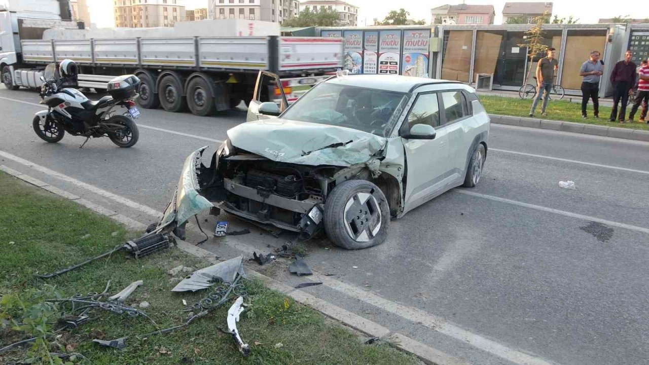 Malatya’da kontrolden çıkan araç refüje çarptı: 3 yaralı