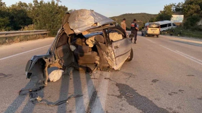 Minibüsle çarpışan otomobil ikiye bölündü: 11 yaralı