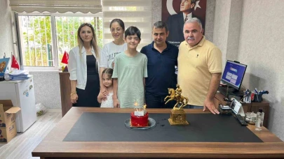 Bafra’da LGS Türkiye birincisine pastalı kutlama