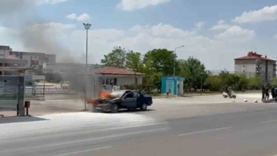 Seyir halindeki otomobil alev alev yandı