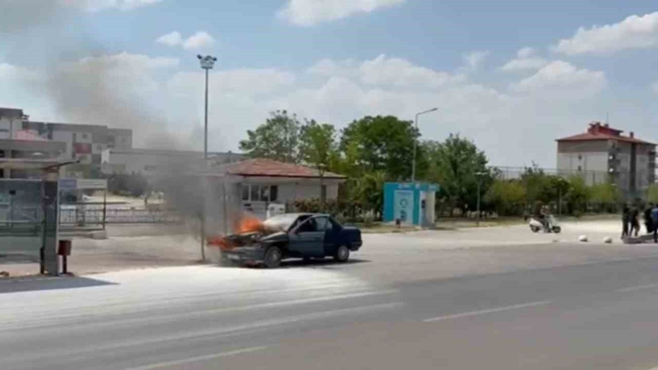 Seyir halindeki otomobil alev alev yandı