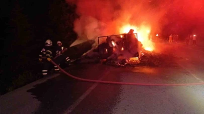 Seyir halindeki traktörün römorkundaki saman balyaları yandı