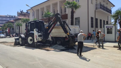 Sinop’ta su arızası nedeniyle bozulan yol asfaltlanıyor