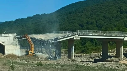 İlçede yıllardır atıl duran köprü yıkılıyor