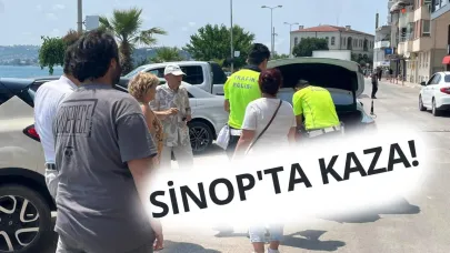 Geri manevra yapan otomobil park halindeki araca sürttü