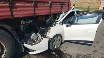 Otomobil tıra çarptı: 1 çocuk öldü, 5 kişi yaralandı