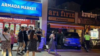 Gazla freni karıştıran sürücü aracıyla pastaneye daldı