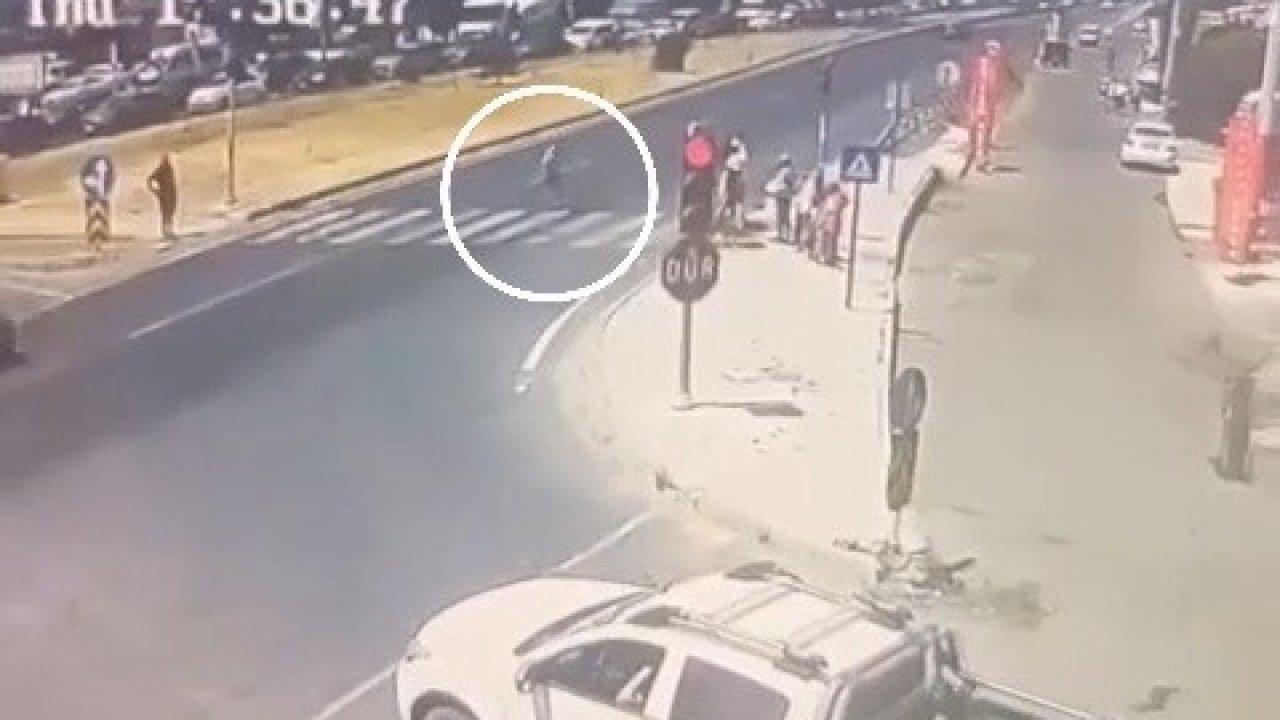 Otomobilin çarptığı kişi metrelerce savuruldu: O anlar kamerada