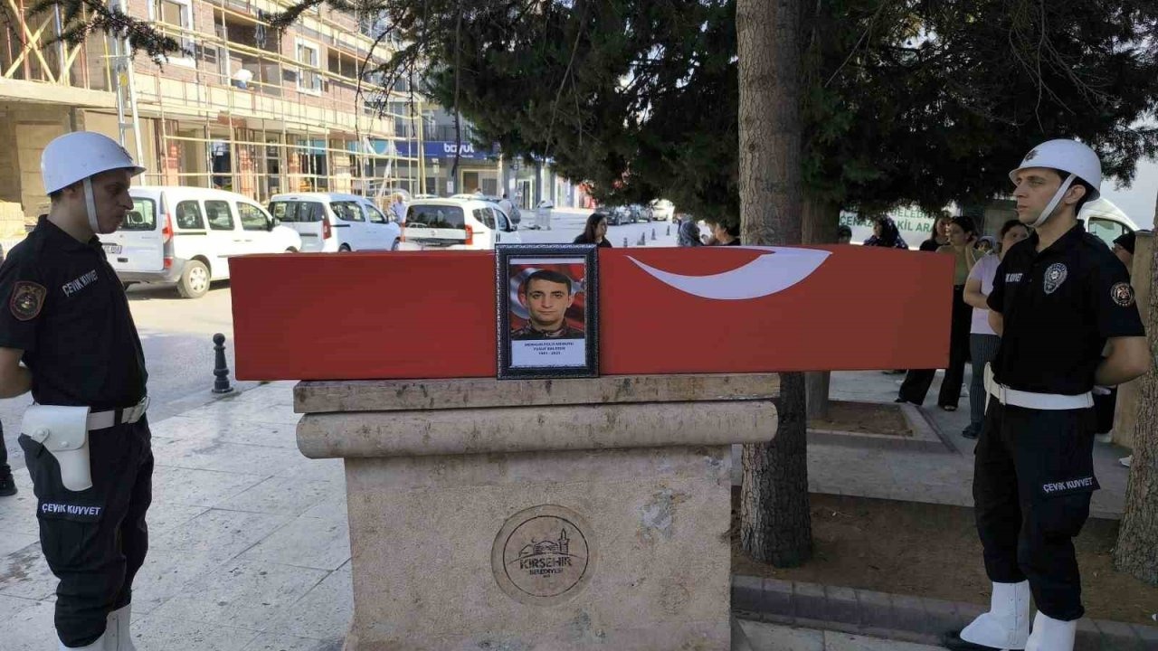 Bir aylık yaşam mücadelesini kaybeden polis memuru son yolculuğuna uğurlandı