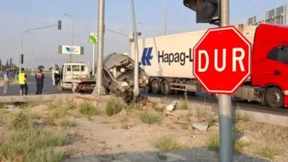 Ticari araç elektrik direğine çarptı: 7 yaralı