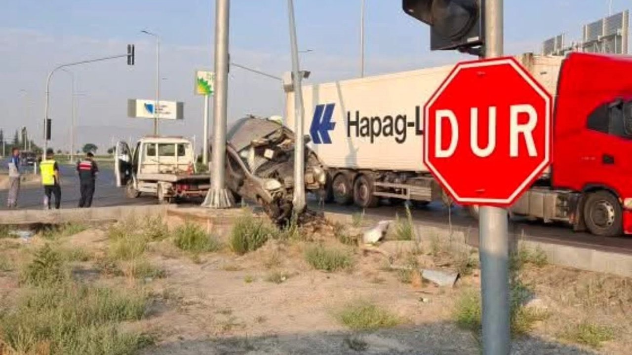 Ticari araç elektrik direğine çarptı: 7 yaralı