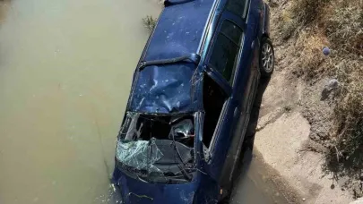 Hafif ticari kamyonet su kanalına düştü: 1 ölü, 2 yaralı