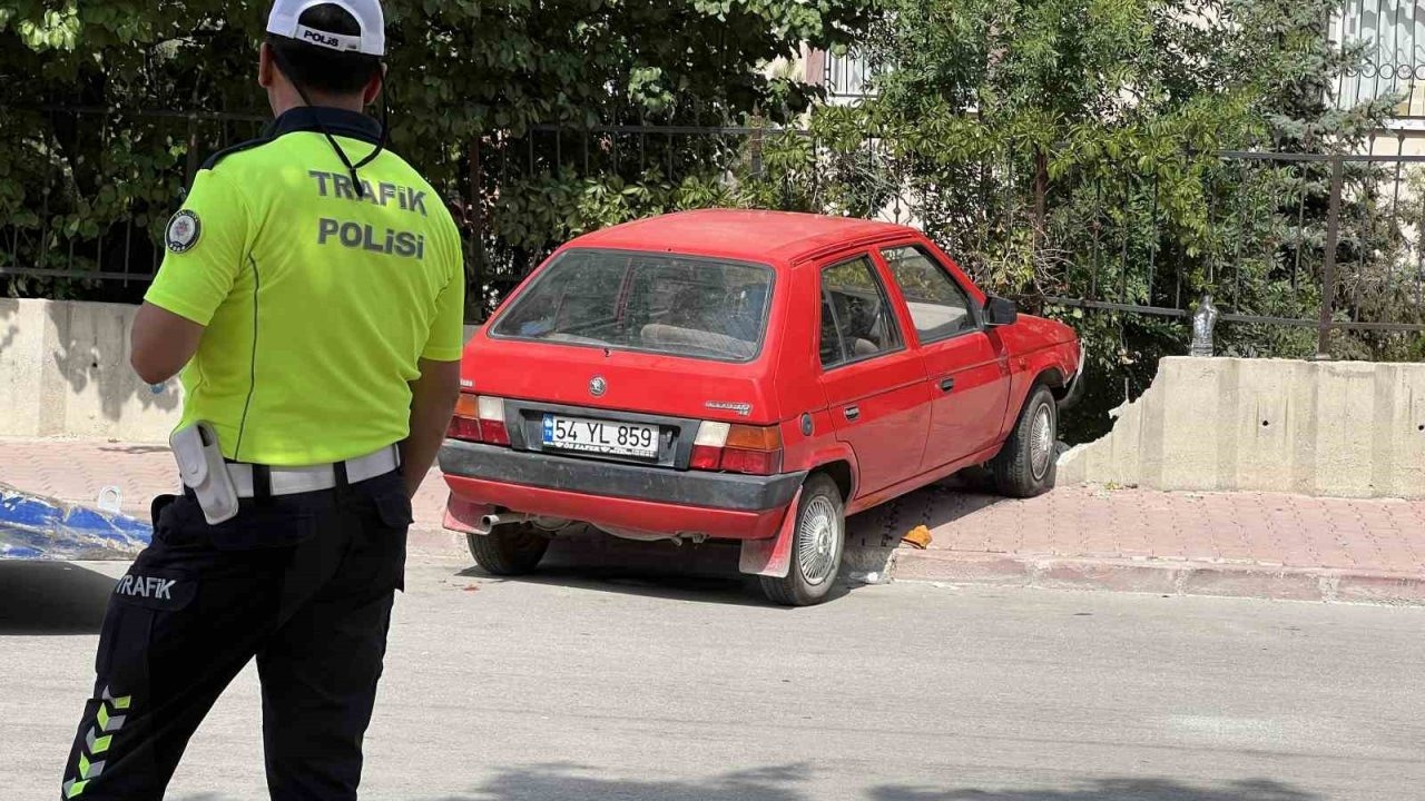 Dur ihtarına uymadı önce polise ardından duvara çarptı