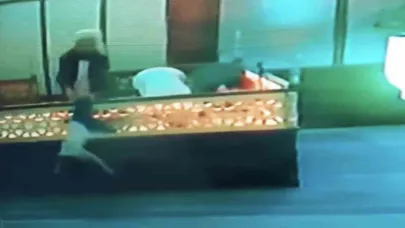 Namazını bozan imam 1 metre yüksekten düşen çocuğu havada yakaladı