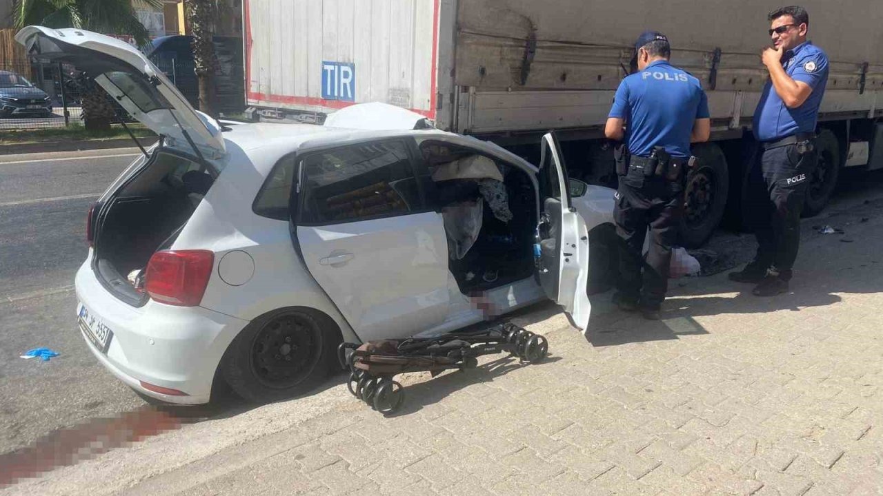 Otomobil, park halindeki tıra çarptı: 4 yaralı