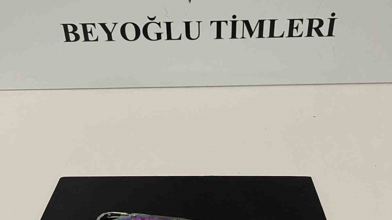 Taksim’de sevgilisini kıskanan kadın 3 kişiyi bıçakladı