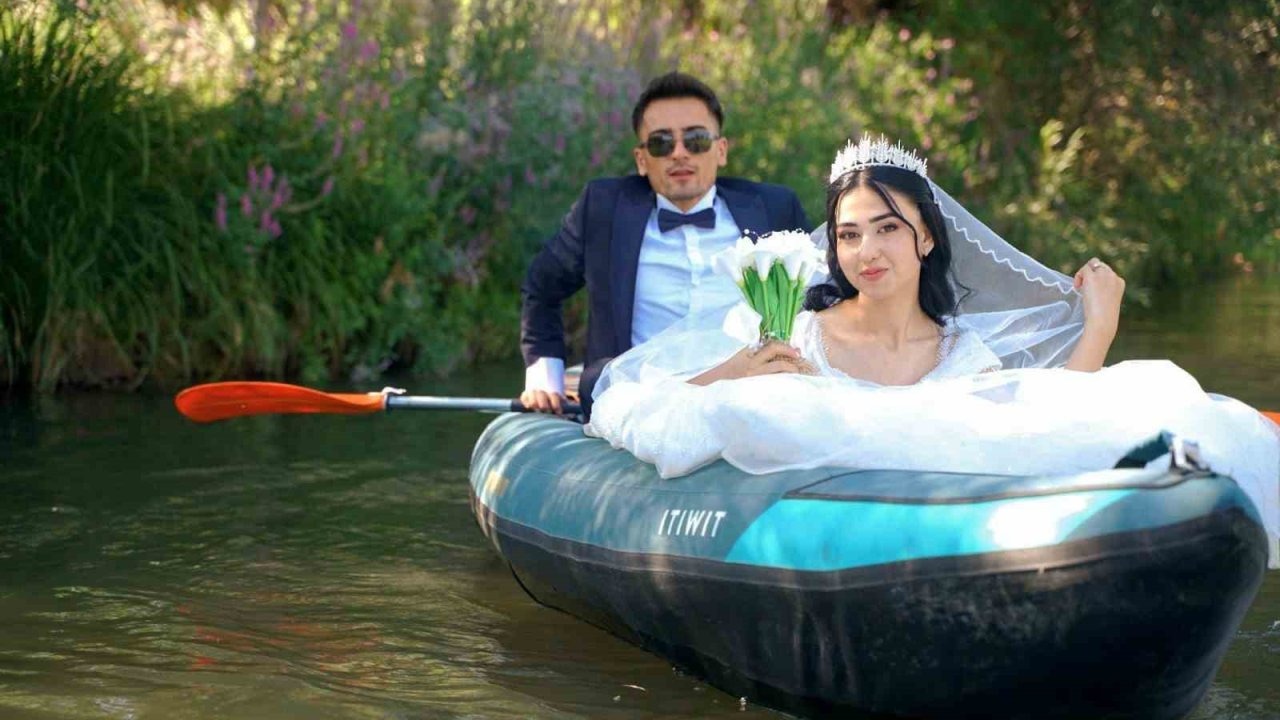Yeni evlenen çift soluğu kanoda aldı