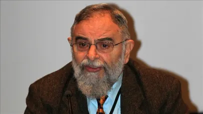 Tarihçi Mete Tunçay hayatını kaybetti