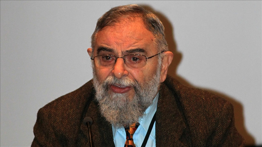 Tarihçi Mete Tunçay hayatını kaybetti