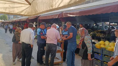 Vatandaşın yüzü verilen ikramlar ile gülüyor