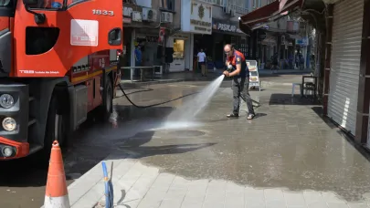 Ana cadde suyla yıkandı