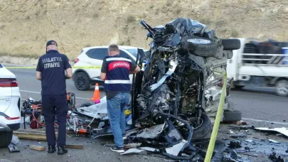 Malatya’da hafif ticari araç ile otomobil kafa kafaya çarpıştı: 4 ölü, 2 yaralı