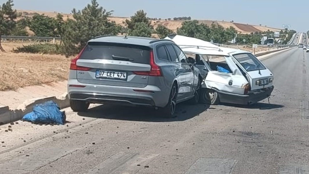 İki aracın çarpıştığı trafik kazansında: 1’i ağır 6 yaralı