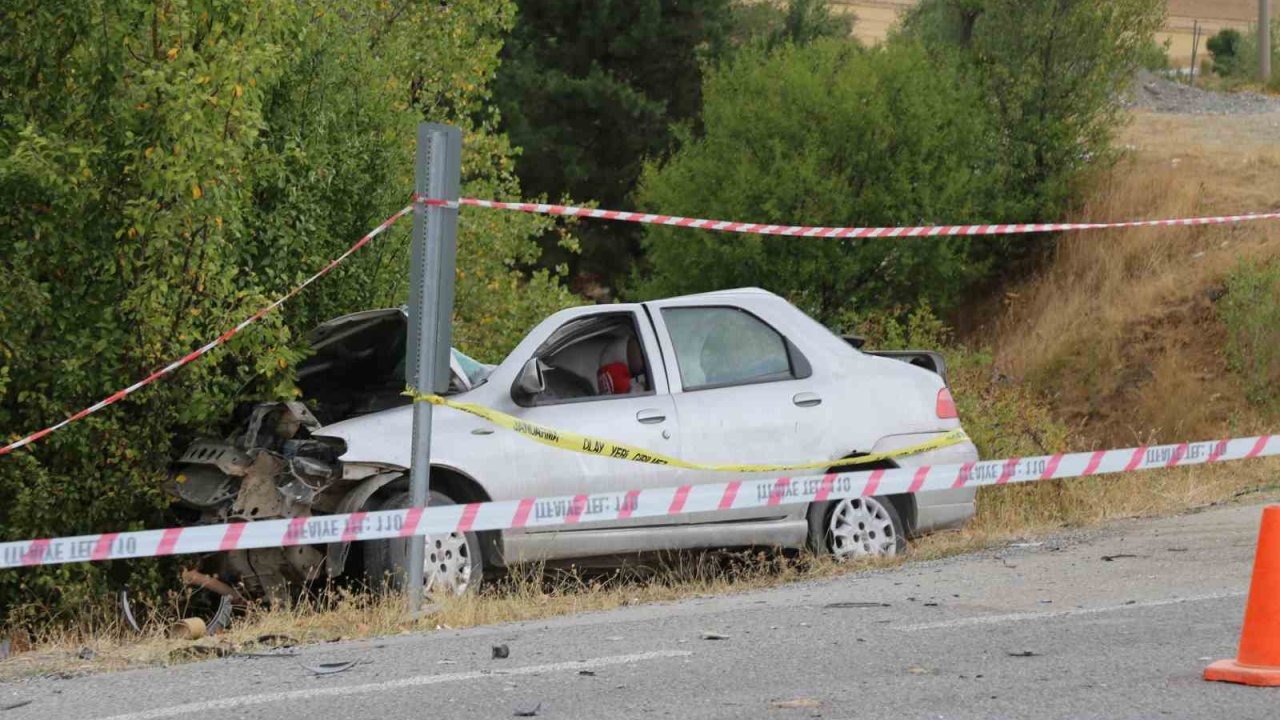 Hafriyat kamyonuyla çarpışan otomobildeki 15 yaşındaki çocuk öldü, babası ağır yaralandı