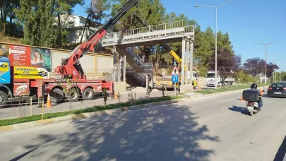 Boyabat’ta yıpranan üstgeçit yıkılıyor