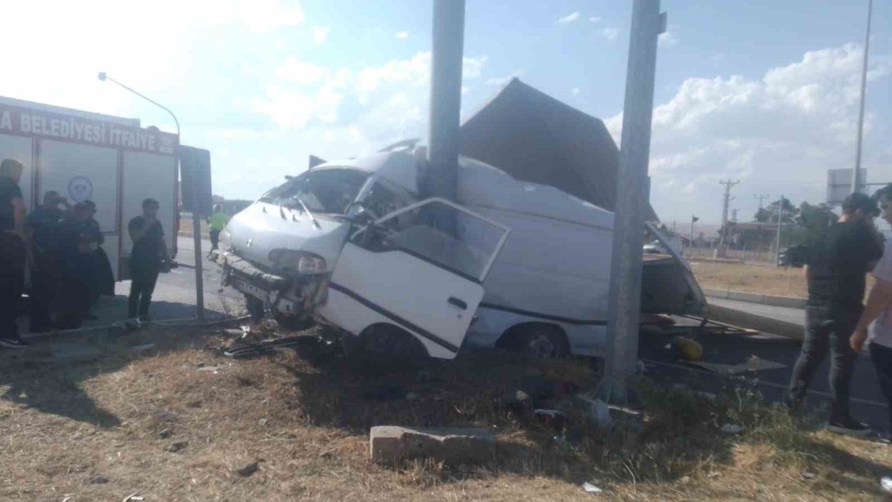 Çorum’da minibüs ile kamyonet çarpıştı: 5 yaralı