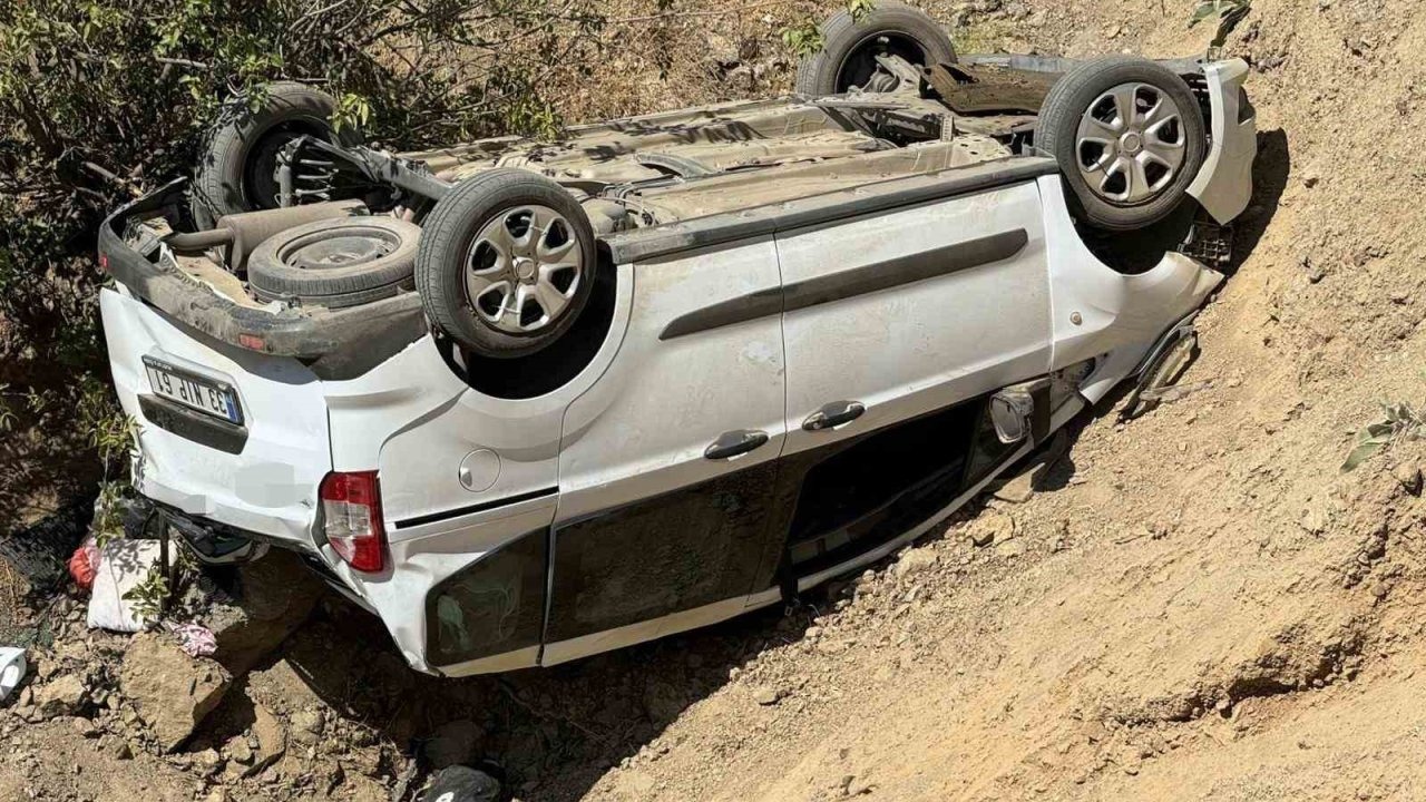 Hafif ticari araç uçuruma yuvarlandı: 1 ölü, 4 yaralı