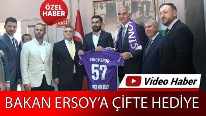 Mor-Beyazlı atkı Bakan Ersoy’un omuzlarında