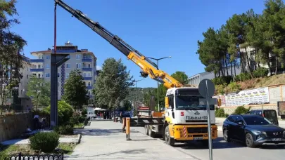 Yıkılan üst geçidin yerine yenisi monte ediliyor