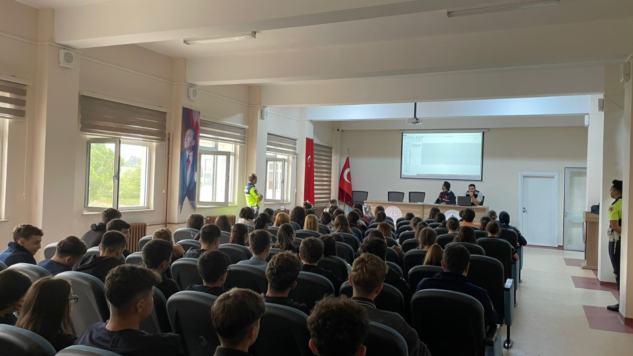 Sinop’ta jandarmadan gençlere siber farkındalık eğitimi