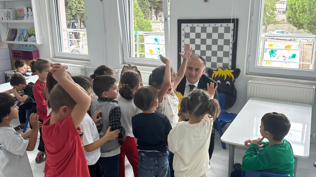 Öğrencilerin neşesine ortak oldu