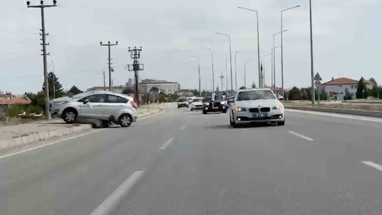 Düğün konvoyundaki kazaya bir sürücünün öne geçme çabası sebep olmuş