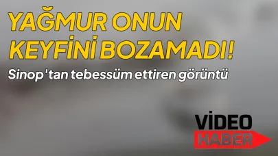 Yağmurun keyfini en güzel o çıkardı