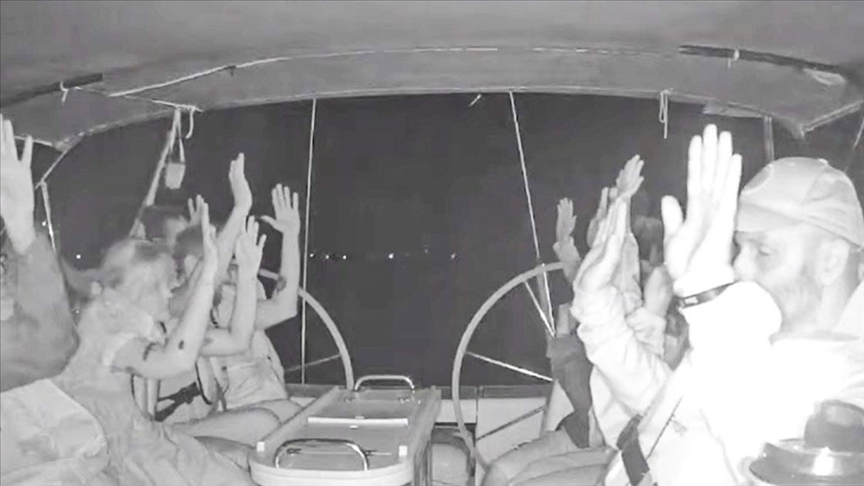 Küresel Sumud Filosu'nu kuşatan İsrail donanma unsurları, gemileri yasa dışı şekilde ele geçirmeye başladı