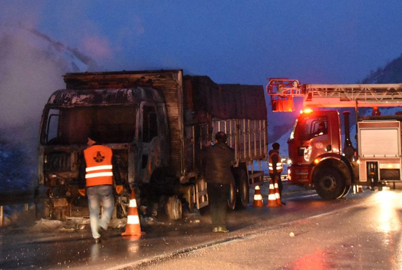 SİNOP-BOYABAT KARAYOLUNDA TIR YANGINI