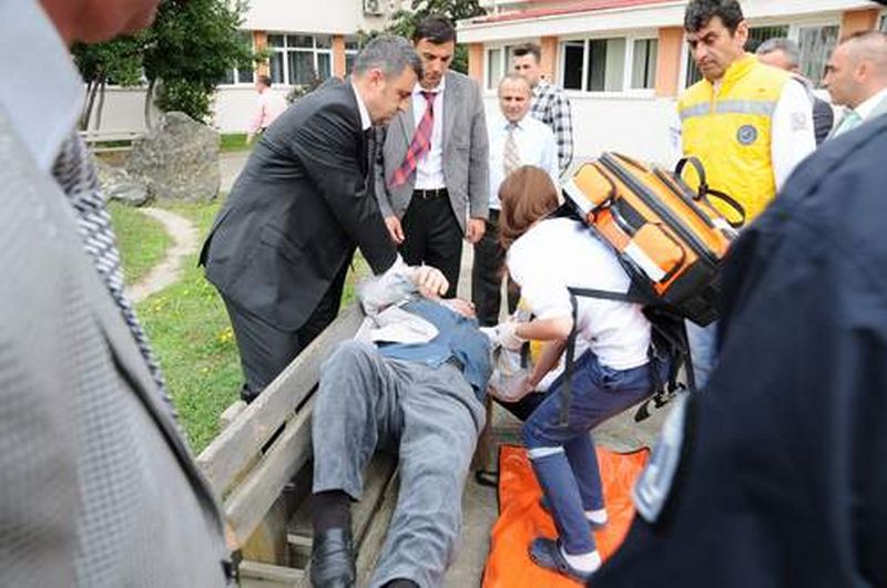 VALİLİK ÖNÜNDE KOMAYA GİRDİ