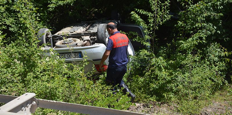 SİNOP’TA OTOMOBİL ŞARAMPOLE YUVARLANDI:2 YARALI