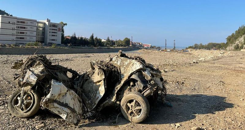 SEL SONRASI ORTADA KALAN ARAÇ ALINMAYI BEKLİYOR
