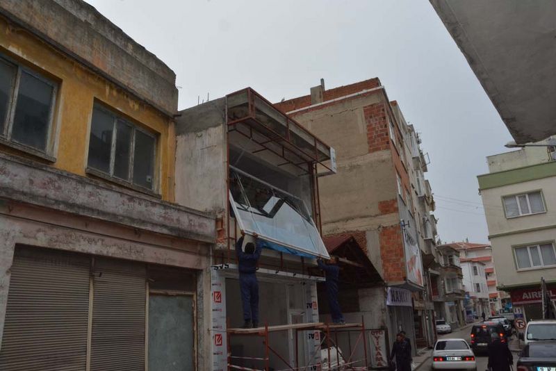 TEHLİKEYİ BİRER BARDAK ÇAYLA KUTLADILAR