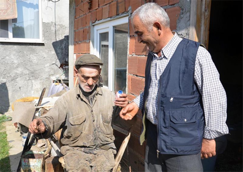 Görme ve İşitme -Konuşma Engelli Yaşlı Adamın On Parmağında On Marifet