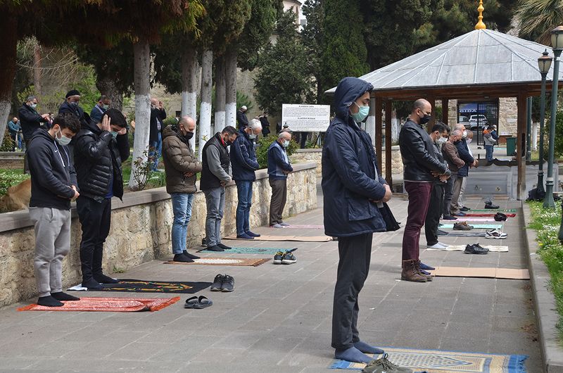 TAM KAPANMADA İLK CUMA! VATANDAŞLAR CAMİLERİ DOLDURDU